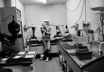 854342 Interieur van het kantoor van de redactie van het Utrechts Nieuwsblad (Keizerstraat 42-44) te Utrecht, kort voor ...